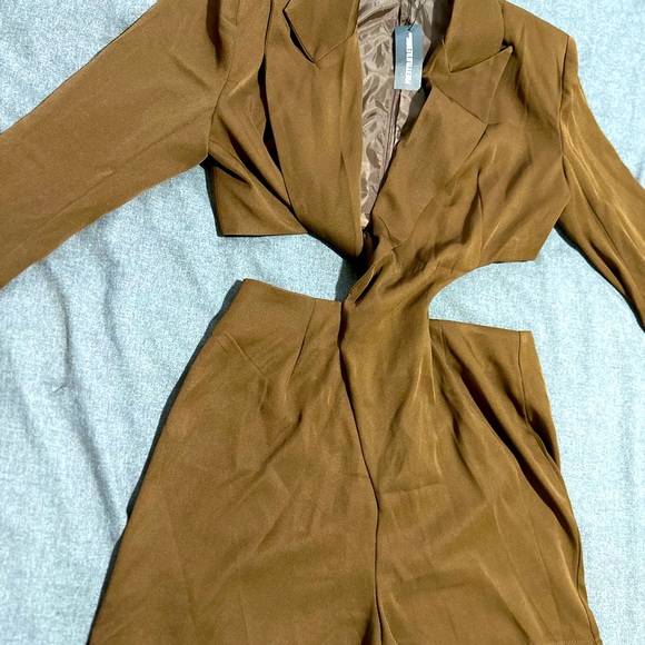 PRETTY LITTLE THING CUT OUT ROMPER ( SIZE8) - Picture 2 of 5